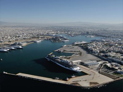 Δείτε το μεγαλύτερο φορτηγό πλοίο που φτάνει στον Πειραιά